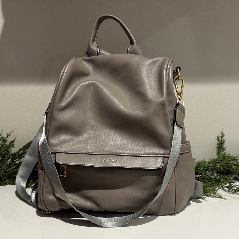 Chic Gray Leather Backpack By Cluci - image 2